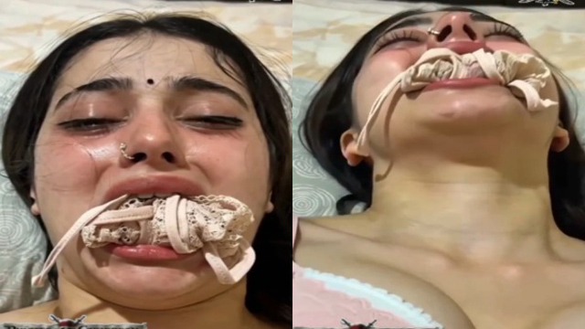 Muh mai panty daba chut chudwaati bhabhi ka