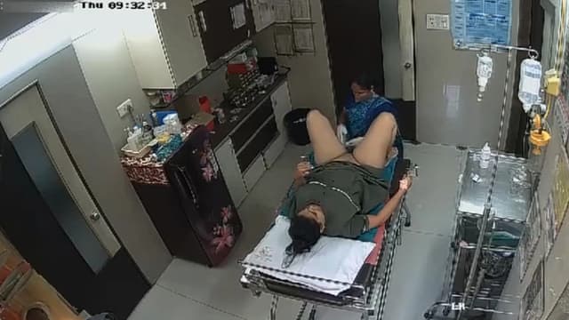 Desi Bhabhi In Clinic House-Keeper Shaving Her Pussy – mmsmasala